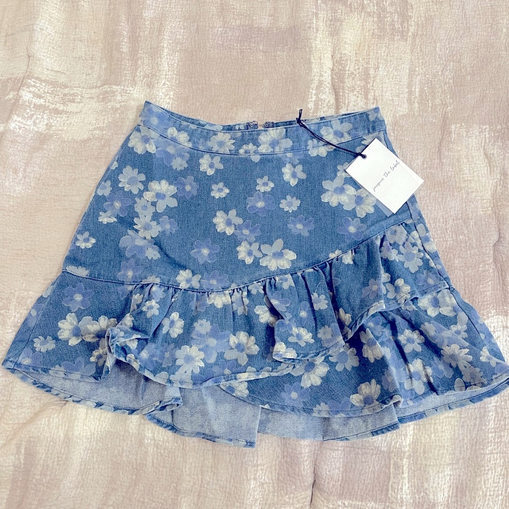 NWT ruffled denim floral skirt. Size small